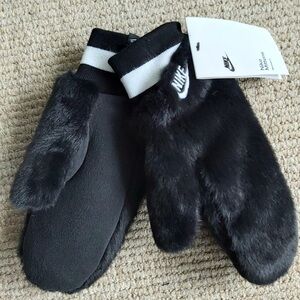 New NIKE Black Warm Faux Fur MITTENS M/L WOMENS Femme Winter Tags